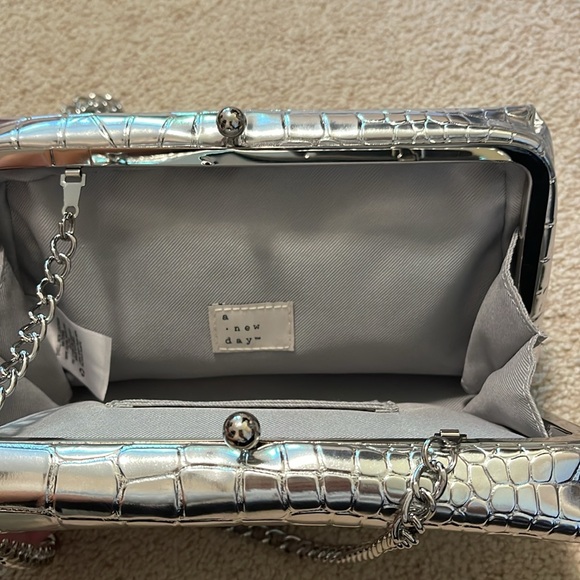 A New Day Silver Chain Purse - Picture 3 of 5
